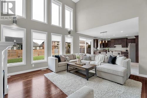 566 Bradwell Chase, London North, ON - Indoor Photo Showing Living Room