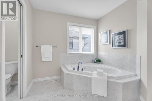 566 Bradwell Chase, London North, ON - Indoor Photo Showing Bathroom