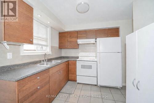 361 Dwight Avenue, Oshawa, ON - Indoor Photo Showing Kitchen With Double Sink