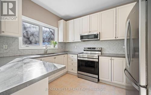 3374 Artesian Drive, Mississauga, ON - Indoor Photo Showing Kitchen