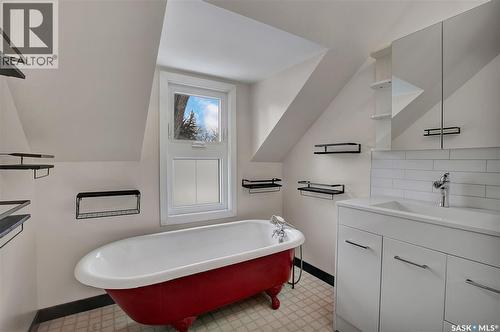 219 27Th Street W, Saskatoon, SK - Indoor Photo Showing Bathroom