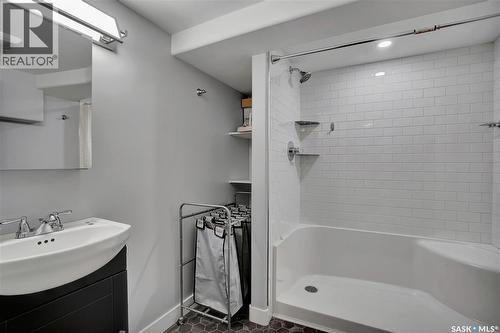 219 27Th Street W, Saskatoon, SK - Indoor Photo Showing Bathroom