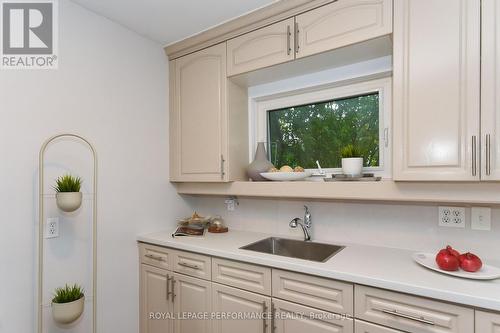 274 Queen Mary Street, Ottawa, ON - Indoor Photo Showing Kitchen