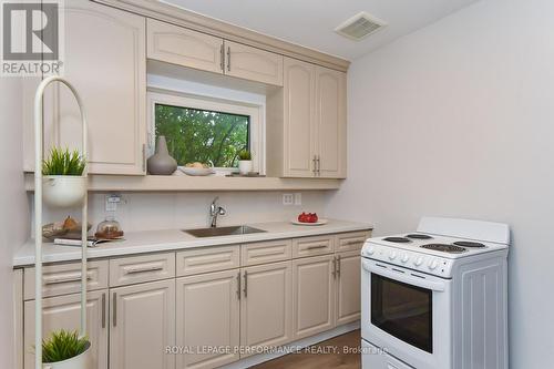 274 Queen Mary Street, Ottawa, ON - Indoor Photo Showing Kitchen