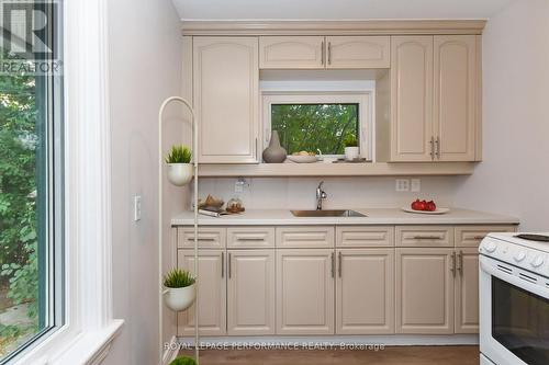 274 Queen Mary Street, Ottawa, ON - Indoor Photo Showing Kitchen