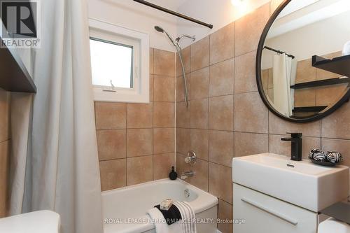 274 Queen Mary Street, Ottawa, ON - Indoor Photo Showing Bathroom