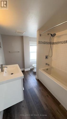 10 Thorold Road, Welland (N. Welland), ON - Indoor Photo Showing Bathroom