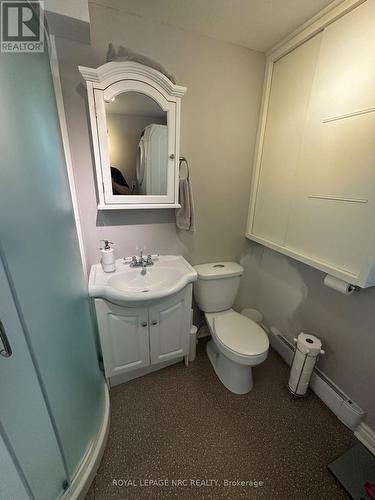 10 Thorold Road, Welland (N. Welland), ON - Indoor Photo Showing Bathroom