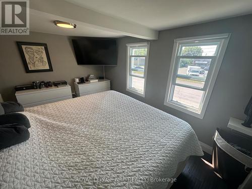 10 Thorold Road, Welland (N. Welland), ON - Indoor Photo Showing Bedroom