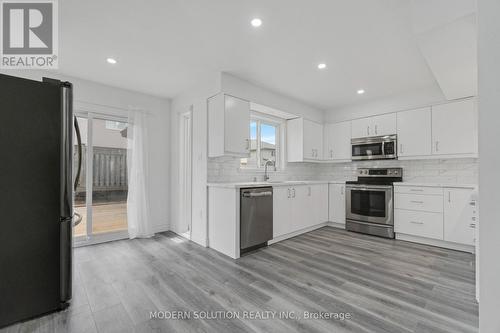 168 Fusilier Drive, Hamilton, ON - Indoor Photo Showing Kitchen