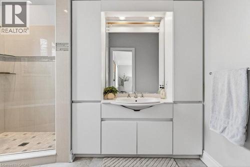 2153 Paisley Avenue, Burlington, ON - Indoor Photo Showing Bathroom