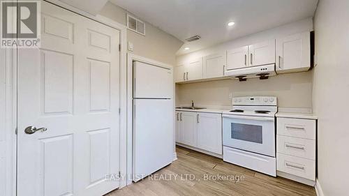 42 Foxberry Road, East Gwillimbury, ON - Indoor Photo Showing Kitchen