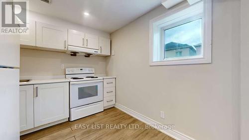 42 Foxberry Road, East Gwillimbury, ON - Indoor Photo Showing Kitchen