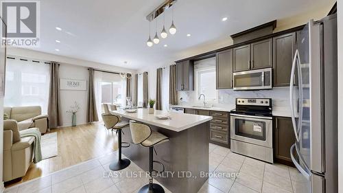 42 Foxberry Road, East Gwillimbury, ON - Indoor Photo Showing Kitchen With Upgraded Kitchen
