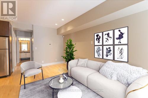 9 Balsam Street, Ottawa, ON - Indoor Photo Showing Living Room