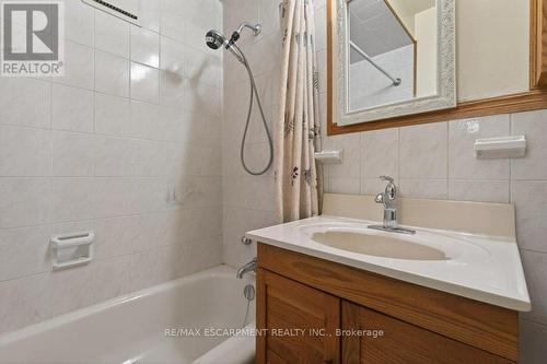 69 West 4Th Street, Hamilton, ON - Indoor Photo Showing Bathroom