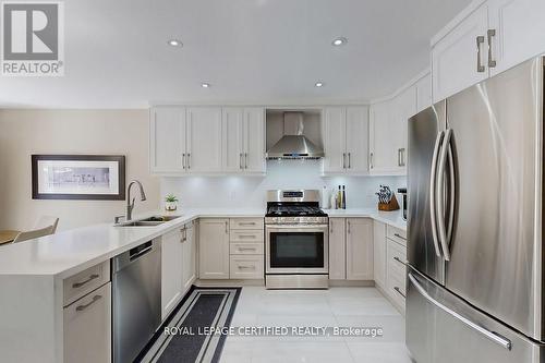 3898 Parkgate Drive, Mississauga, ON - Indoor Photo Showing Kitchen With Upgraded Kitchen