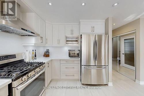 3898 Parkgate Drive, Mississauga, ON - Indoor Photo Showing Kitchen