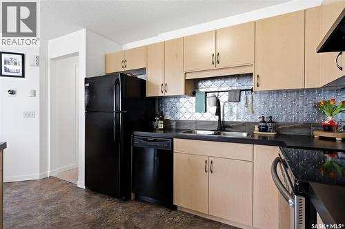 28 5742 Gordon Road, Regina, SK - Indoor Photo Showing Kitchen With Double Sink