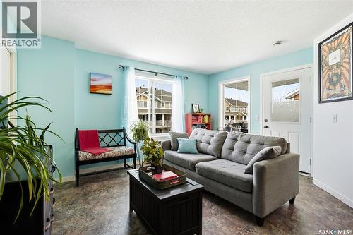 28 5742 Gordon Road, Regina, SK - Indoor Photo Showing Living Room