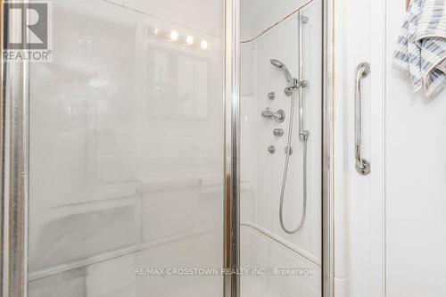 34 Kipling Place, Barrie, ON - Indoor Photo Showing Bathroom