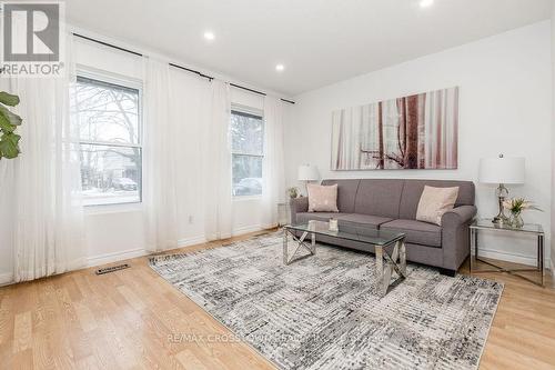34 Kipling Place, Barrie, ON - Indoor Photo Showing Living Room