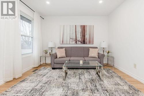 34 Kipling Place, Barrie, ON - Indoor Photo Showing Living Room