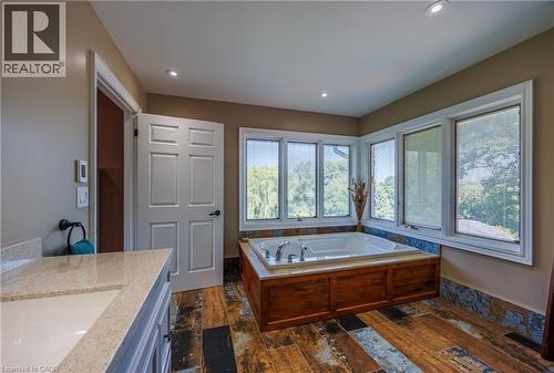 soaker tub - 1285 Cockshutt Road, Simcoe, ON - Indoor Photo Showing Bathroom