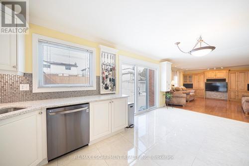 43 Flamingo Drive, Hamilton, ON - Indoor Photo Showing Kitchen