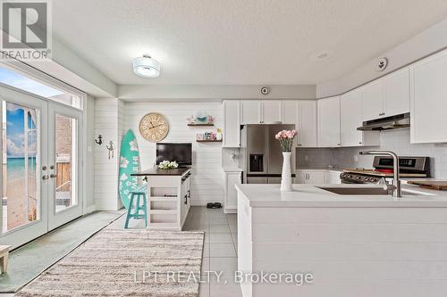 82 Nathan Crescent, Barrie, ON - Indoor Photo Showing Kitchen With Upgraded Kitchen