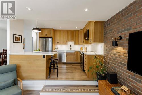 401 - 15 Elizabeth Street N, Mississauga, ON - Indoor Photo Showing Kitchen