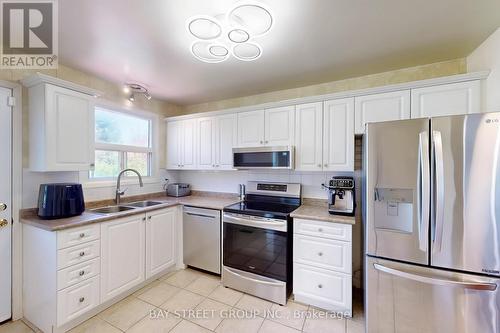 6119 Wabukayne Court, Mississauga, ON - Indoor Photo Showing Kitchen With Stainless Steel Kitchen With Double Sink
