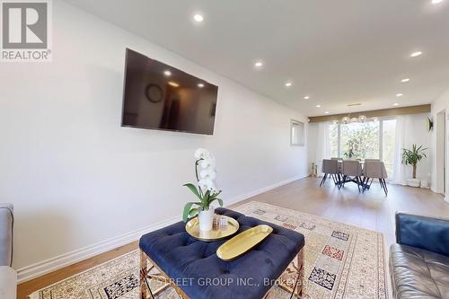 6119 Wabukayne Court, Mississauga, ON - Indoor Photo Showing Living Room