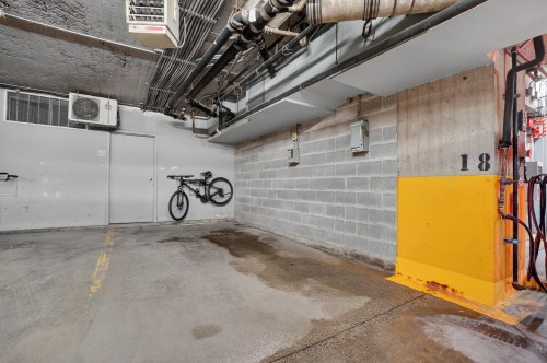 Garage - 605-20 Rue Des Soeurs-Grises, Montréal (Ville-Marie), QC - Indoor Photo Showing Garage