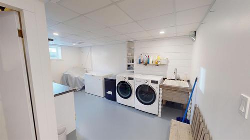 1105 10Th Street, Cranbrook, BC - Indoor Photo Showing Laundry Room