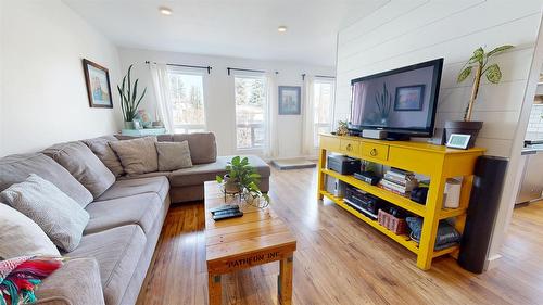 1105 10Th Street, Cranbrook, BC - Indoor Photo Showing Living Room
