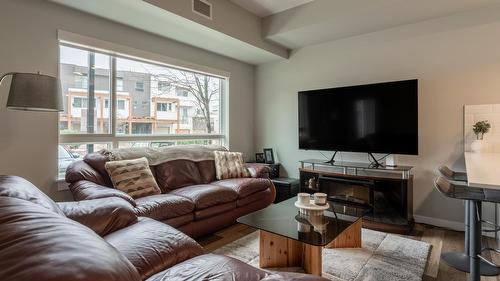 101-722 Valley Road, Kelowna, BC - Indoor Photo Showing Living Room