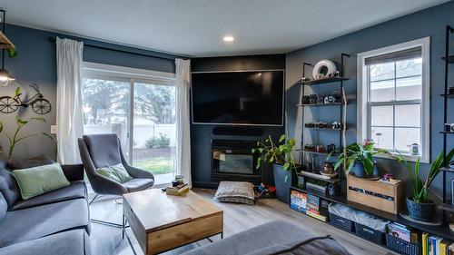 5-527 Yates Road, Kelowna, BC - Indoor Photo Showing Living Room With Fireplace