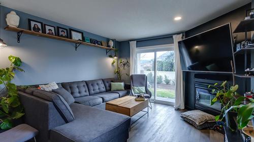 5-527 Yates Road, Kelowna, BC - Indoor Photo Showing Living Room With Fireplace