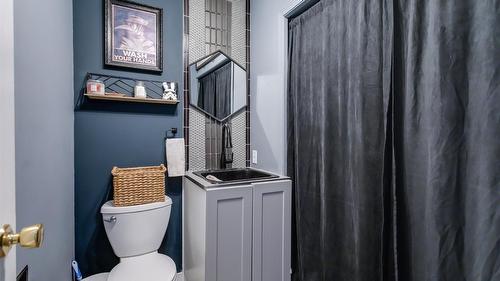 5-527 Yates Road, Kelowna, BC - Indoor Photo Showing Bathroom