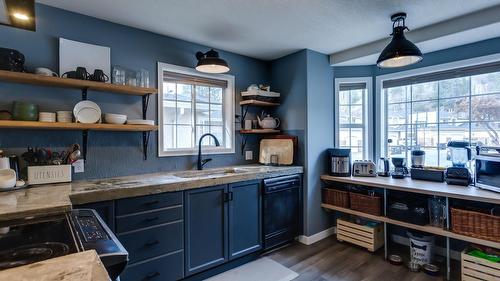 5-527 Yates Road, Kelowna, BC - Indoor Photo Showing Kitchen