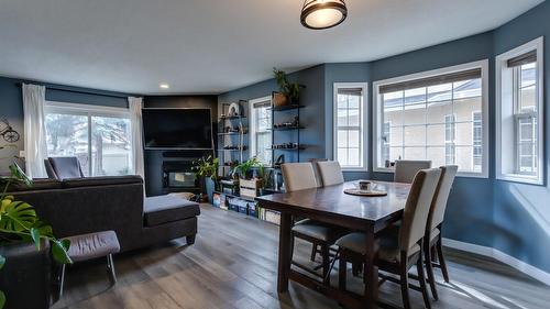 5-527 Yates Road, Kelowna, BC - Indoor With Fireplace