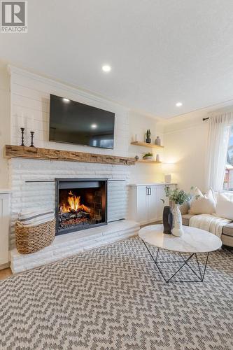226 Forsyth Drive, Waterloo, ON - Indoor Photo Showing Living Room With Fireplace