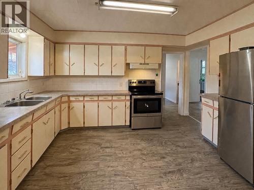1175 N Second Avenue, Williams Lake, BC - Indoor Photo Showing Kitchen With Double Sink