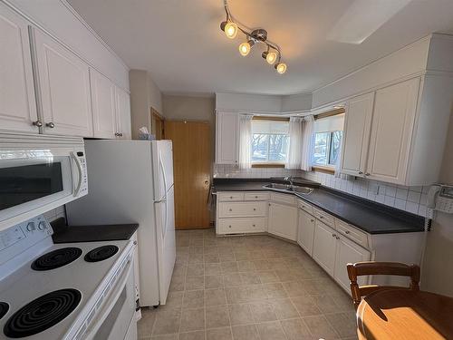 2621 Begin Place, Thunder Bay, ON - Indoor Photo Showing Kitchen With Double Sink