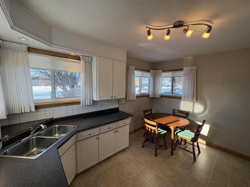 2621 Begin Place, Thunder Bay, ON - Indoor Photo Showing Kitchen With Double Sink