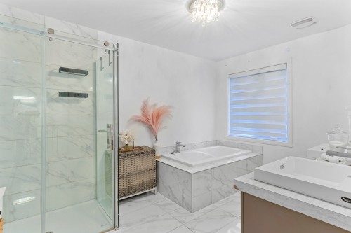Salle de bains - 73 Av. Des Tilleuls, Salaberry-De-Valleyfield, QC - Indoor Photo Showing Bathroom