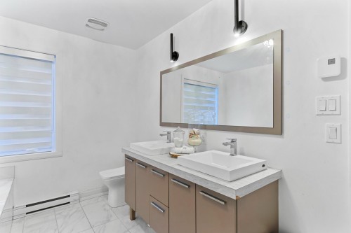 Salle de bains - 73 Av. Des Tilleuls, Salaberry-De-Valleyfield, QC - Indoor Photo Showing Bathroom