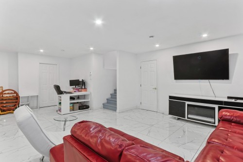 Salle familiale - 73 Av. Des Tilleuls, Salaberry-De-Valleyfield, QC - Indoor