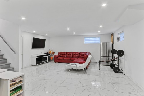 Salle familiale - 73 Av. Des Tilleuls, Salaberry-De-Valleyfield, QC - Indoor Photo Showing Other Room